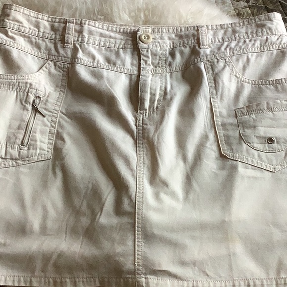 Ivory cargo skort Size 10 - Picture 3 of 5